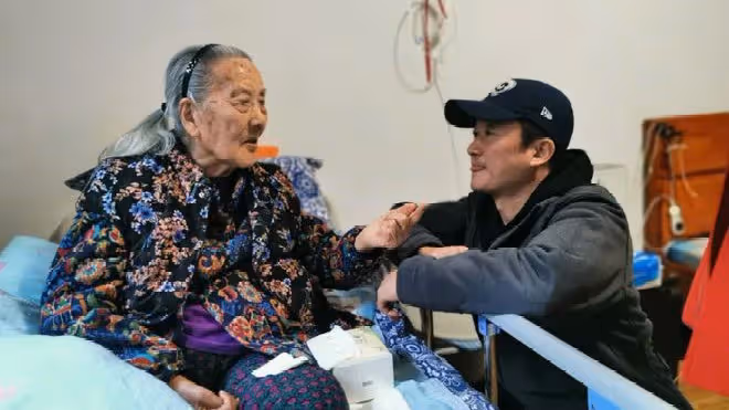 謝楠為百歲奶奶慶生，吳京和兒子哄老人開心，吳所謂表演打拳好帥