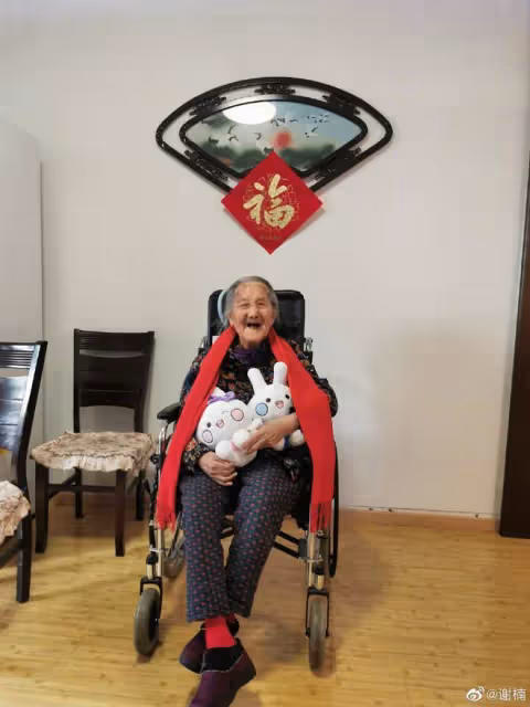 謝楠為百歲奶奶慶生,吳京和兒子哄老人開心,吳所謂表演打拳好帥