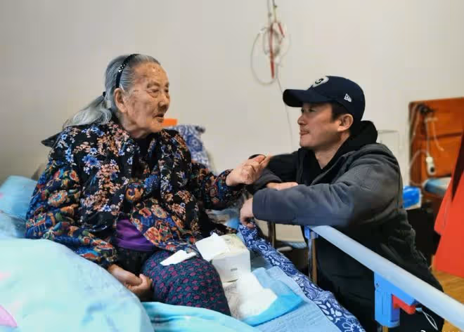 謝楠為百歲奶奶慶生,吳京和兒子哄老人開心,吳所謂表演打拳好帥