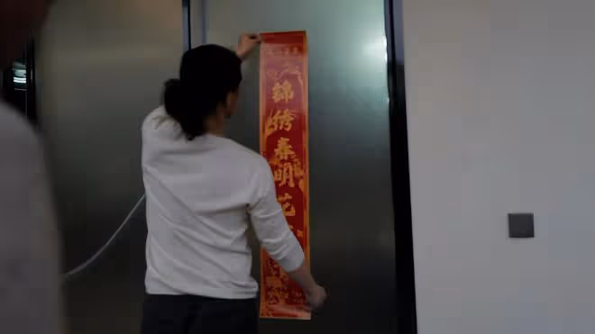 朱丹曬春節溫馨日常，周一圍耐心陪兒女玩耍，長發身形和老婆超像