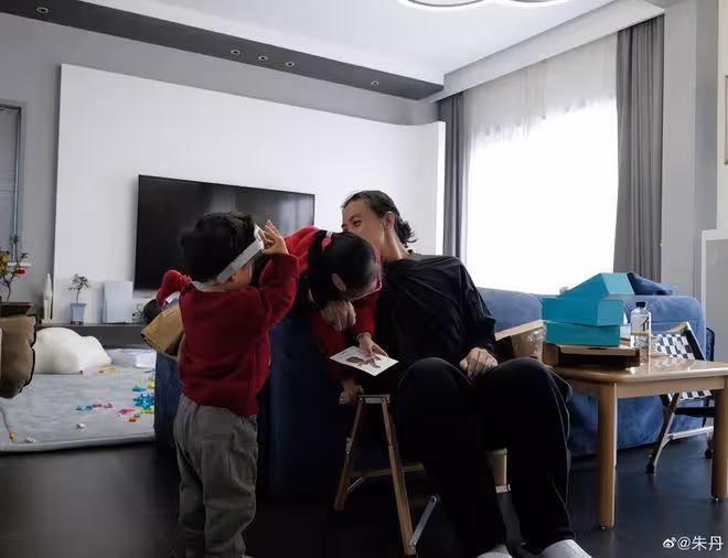 朱丹曬春節溫馨日常，周一圍耐心陪兒女玩耍，長發身形和老婆超像