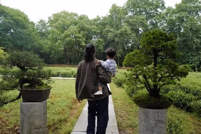 朱丹曬春節溫馨日常，周一圍耐心陪兒女玩耍，長發身形和老婆超像
