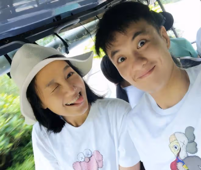 朱丹曬春節溫馨日常，周一圍耐心陪兒女玩耍，長發身形和老婆超像