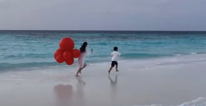 佟麗婭慶兒子滿7歲,朵朵被媽媽養成小胖子,母子海邊追逐超有愛