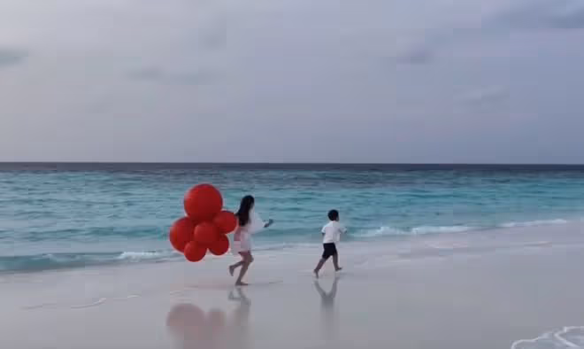 佟麗婭慶兒子滿7歲,朵朵被媽媽養成小胖子,母子海邊追逐超有愛