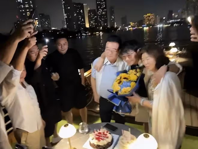 佟麗婭慶兒子滿7歲,朵朵被媽媽養成小胖子,母子海邊追逐超有愛