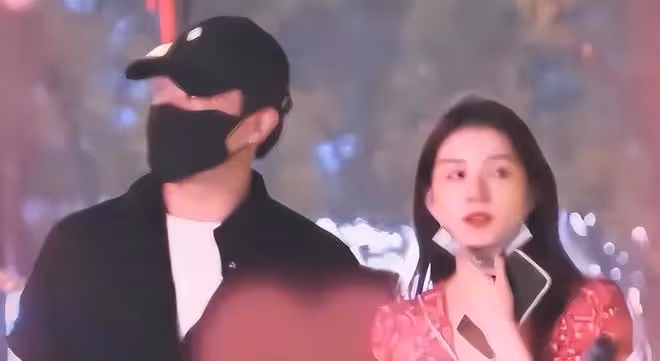佟麗婭慶兒子滿7歲,朵朵被媽媽養成小胖子,母子海邊追逐超有愛