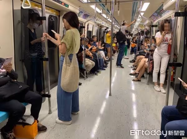 她乘捷運拉鍊忘記拉「小男童跑過去捂嘴」照父母教的做,下車聽見「一家三口對話」網讚:真的有教養