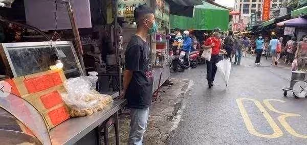 阿嬤出意外,15歲孫獨自「扛起全家生計」,淩晨2點起床擺攤,只爲賺取學費去上課,網淚:懂事的樣子讓人心疼