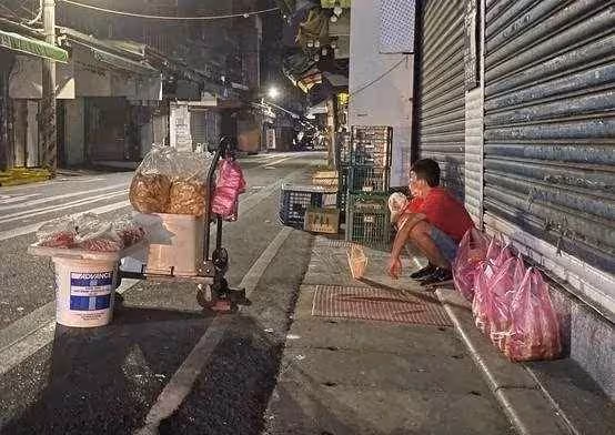 阿嬤出意外,15歲孫獨自「扛起全家生計」,淩晨2點起床擺攤,只爲賺取學費去上課,網淚:懂事的樣子讓人心疼