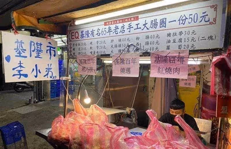 阿嬤出意外,15歲孫獨自「扛起全家生計」,淩晨2點起床擺攤,只爲賺取學費去上課,網淚:懂事的樣子讓人心疼