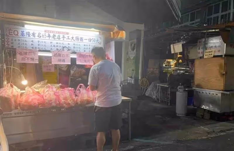 阿嬤出意外,15歲孫獨自「扛起全家生計」,淩晨2點起床擺攤,只爲賺取學費去上課,網淚:懂事的樣子讓人心疼