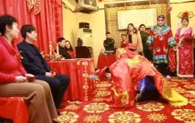 父母去世,我被叔叔家收養 「嬸嬸對我動手10餘年」在結婚那天,我當所有人的面跪在她面前「喊她媽」