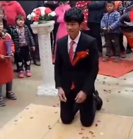 父母去世，我被叔叔家收養 「嬸嬸對我動手10餘年」在結婚那天，我當所有人的面跪在她面前「喊她媽」