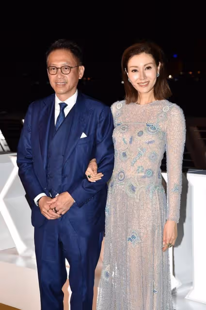 52歲李嘉欣秀健身背景照,白滑美背十分搶鏡,身材傲人無多餘贅肉