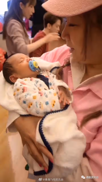 漏口風有男友隨時做人妻？TVB當紅女星到姐妹家拜年與一男子互動引關注