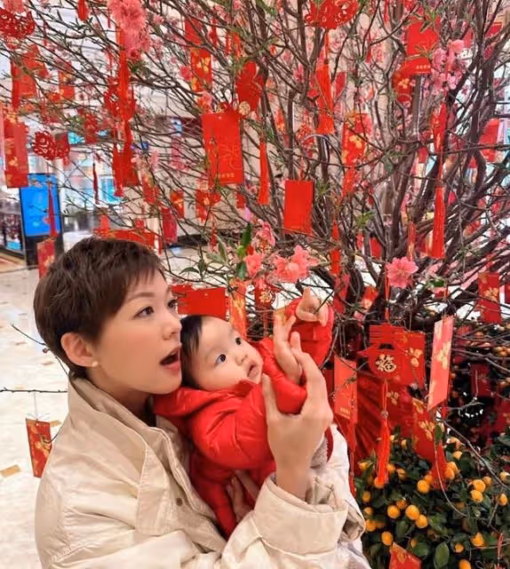 與老公約定再造人!港女星新年回娘家補擺喜酒,被預測兔年再懷孕