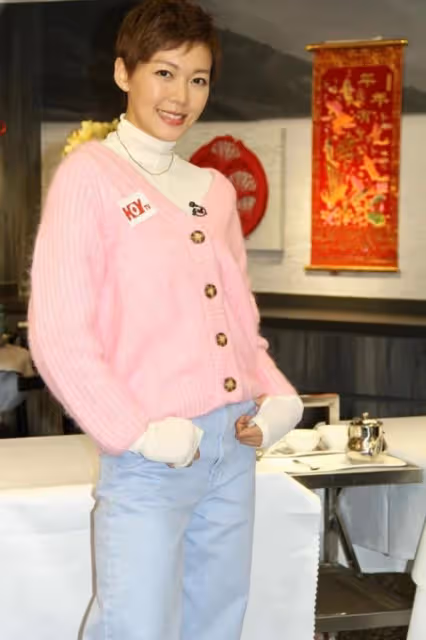 與老公約定再造人!港女星新年回娘家補擺喜酒,被預測兔年再懷孕