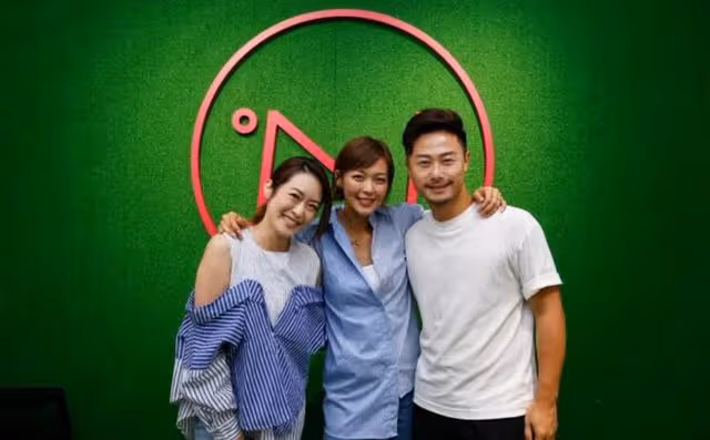 與老公約定再造人!港女星新年回娘家補擺喜酒,被預測兔年再懷孕