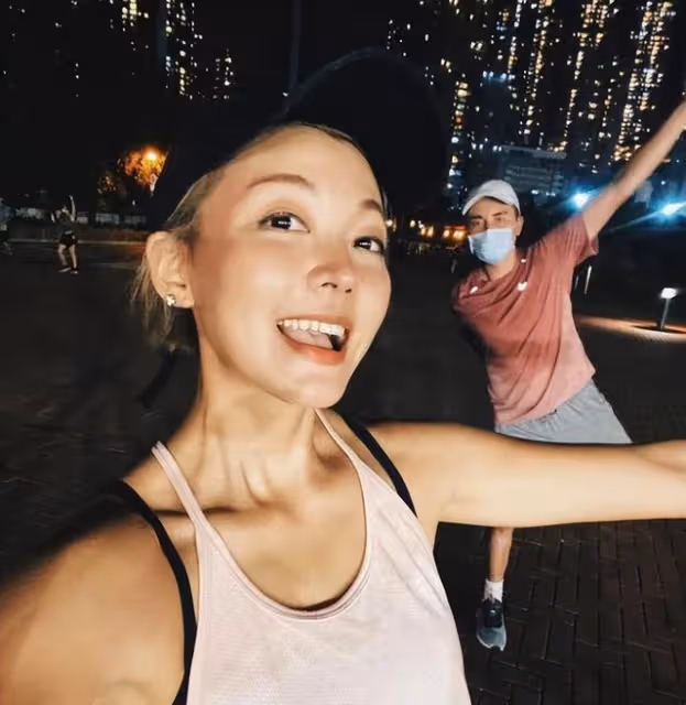 與老公約定再造人!港女星新年回娘家補擺喜酒,被預測兔年再懷孕
