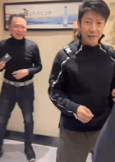 撒貝寧帶嬌妻回武漢參加酒局！李白舉酒杯尬笑不合群，大長腿搶鏡