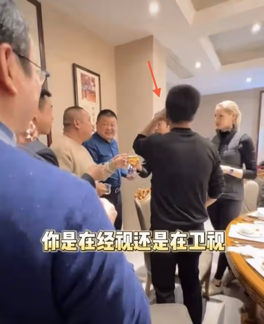 撒貝寧帶嬌妻回武漢參加酒局！李白舉酒杯尬笑不合群，大長腿搶鏡