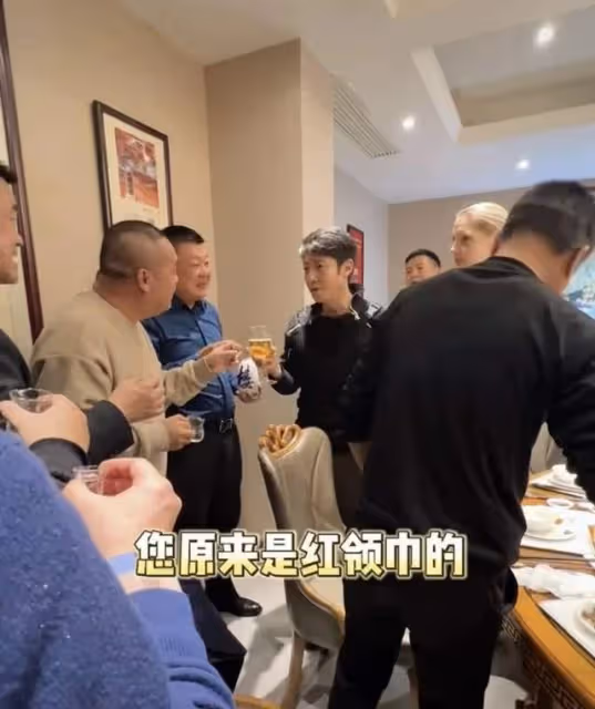 撒貝寧帶嬌妻回武漢參加酒局！李白舉酒杯尬笑不合群，大長腿搶鏡
