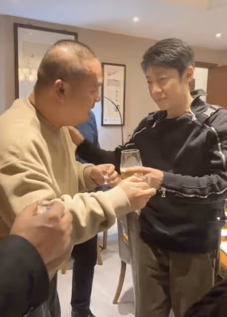 撒貝寧帶嬌妻回武漢參加酒局！李白舉酒杯尬笑不合群，大長腿搶鏡