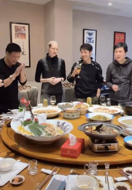 撒貝寧帶嬌妻回武漢參加酒局！李白舉酒杯尬笑不合群，大長腿搶鏡