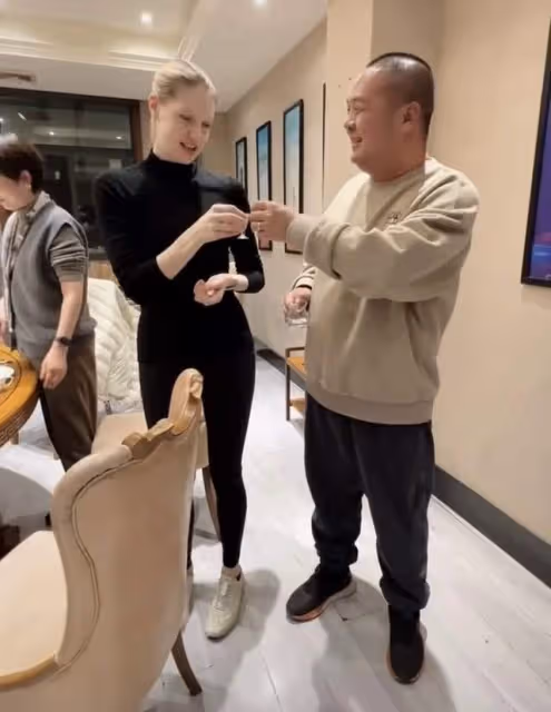 撒貝寧帶嬌妻回武漢參加酒局!李白舉酒杯尬笑不合群,大長腿搶鏡