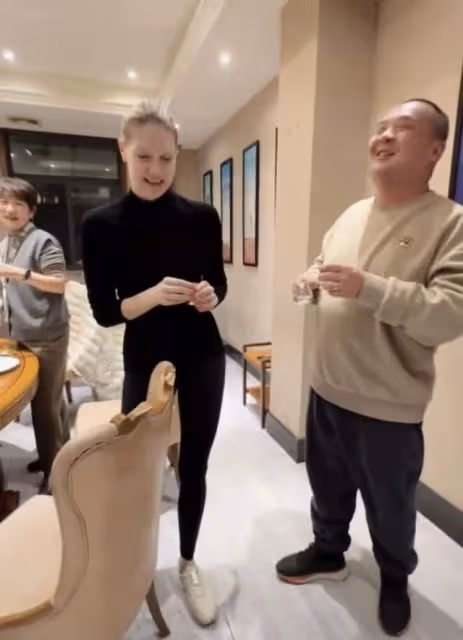 撒貝寧帶嬌妻回武漢參加酒局!李白舉酒杯尬笑不合群,大長腿搶鏡