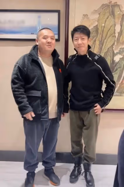 撒貝寧帶嬌妻回武漢參加酒局!李白舉酒杯尬笑不合群,大長腿搶鏡