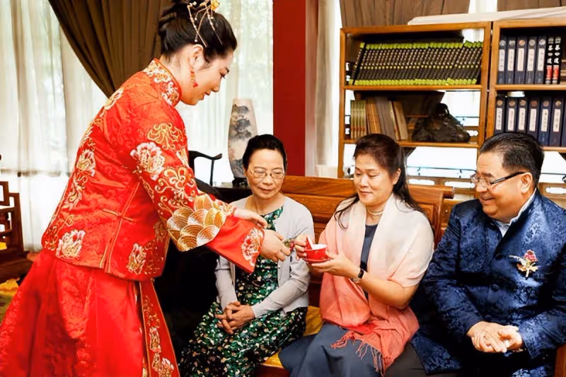 寶媽喂完母乳後,發現飯菜全被吃光,怒掀餐桌:難道我不是人