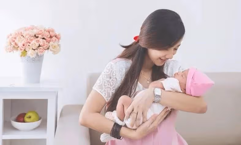 寶媽喂完母乳後,發現飯菜全被吃光,怒掀餐桌:難道我不是人