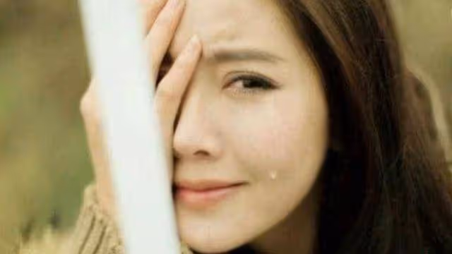 離婚後小姑子帶孩子,在我家住了五年,搬走後打開衣櫃,清理時我痛哭流涕