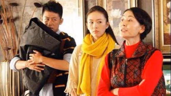 離婚後小姑子帶孩子,在我家住了五年,搬走後打開衣櫃,清理時我痛哭流涕