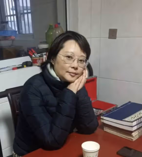 曝袁立回祖籍地過年,穿老奶奶棉服似農村婦女,發福蒼老到認不出