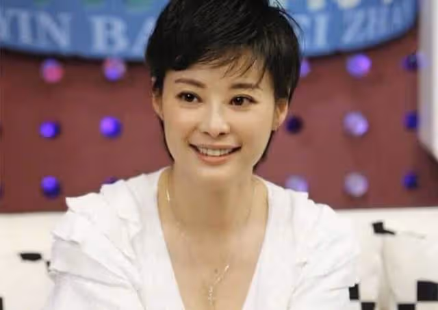 曝袁立回祖籍地過年,穿老奶奶棉服似農村婦女,發福蒼老到認不出