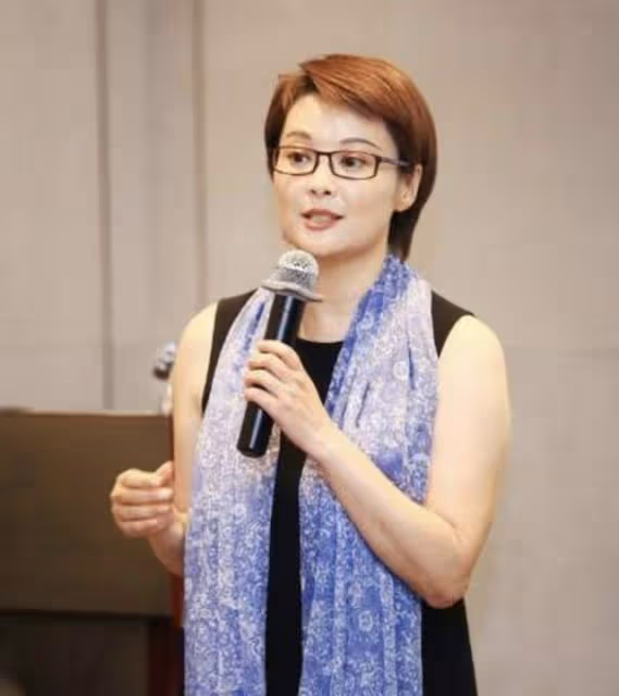 曝袁立回祖籍地過年,穿老奶奶棉服似農村婦女,發福蒼老到認不出
