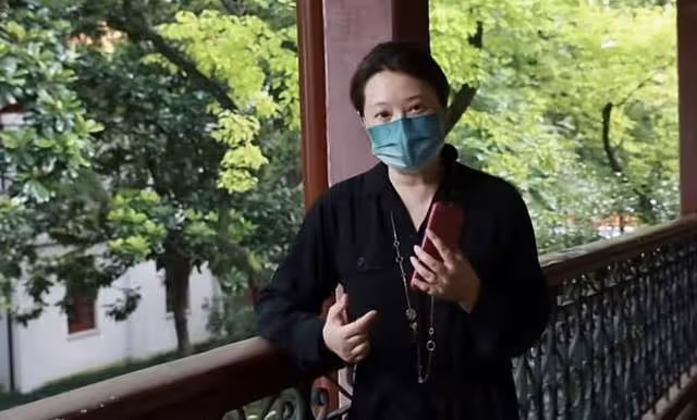 曝袁立回祖籍地過年,穿老奶奶棉服似農村婦女,發福蒼老到認不出
