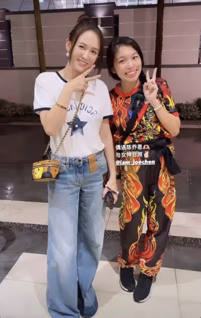 陳喬恩和老公在馬來西亞看舞獅,被演出者認出,挨個合影有親和力