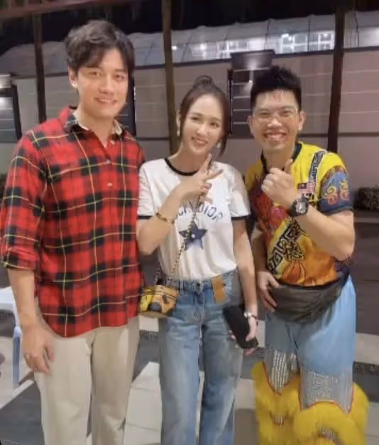 陳喬恩和老公在馬來西亞看舞獅,被演出者認出,挨個合影有親和力