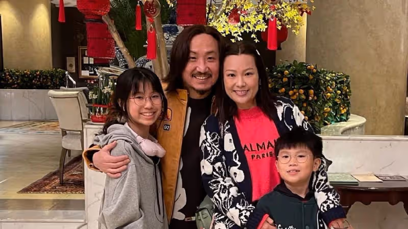 50歲鄭中基一家四口同框賀新年，43歲余思敏頻頻暗示，疑懷三胎