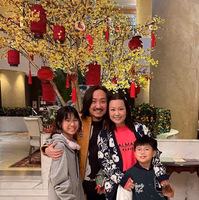 50歲鄭中基一家四口同框賀新年,43歲余思敏頻頻暗示,疑懷三胎