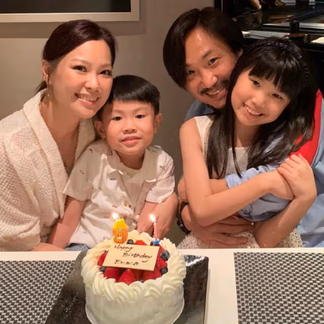 50歲鄭中基一家四口同框賀新年,43歲余思敏頻頻暗示,疑懷三胎