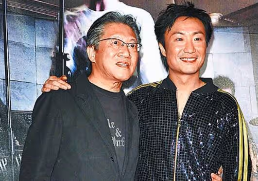 50歲鄭中基一家四口同框賀新年,43歲余思敏頻頻暗示,疑懷三胎