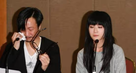 50歲鄭中基一家四口同框賀新年,43歲余思敏頻頻暗示,疑懷三胎