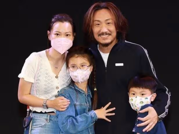 50歲鄭中基一家四口同框賀新年,43歲余思敏頻頻暗示,疑懷三胎
