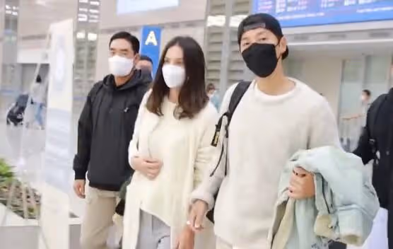 宋仲基官宣再婚當爸,妻子挺孕肚逛母嬰店,無名指大鑽戒搶鏡
