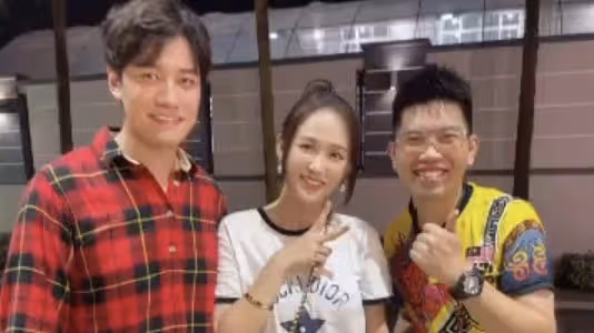 陳喬恩和老公在馬來西亞看舞獅，被工作人員認出，挨個合影有親和力